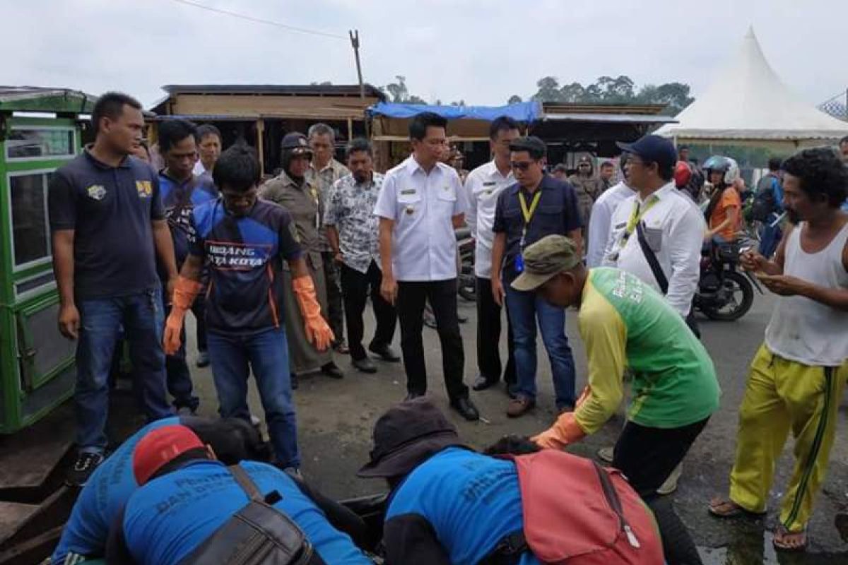 Kunjungi pasar tradisional jadi kerja pertama Bupati Barut