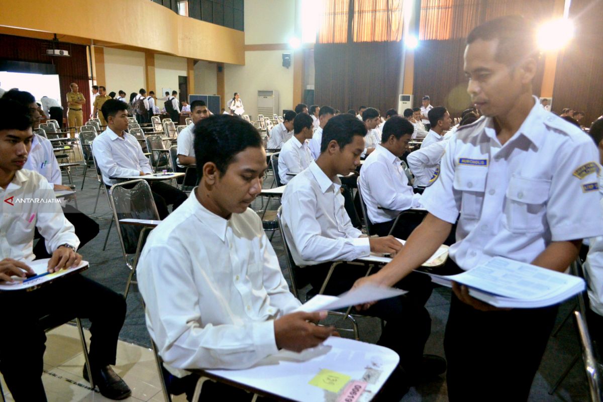 Dispendik Surabaya Motivasi 48 Penerima Beasiswa Teknik Pesawat Udara