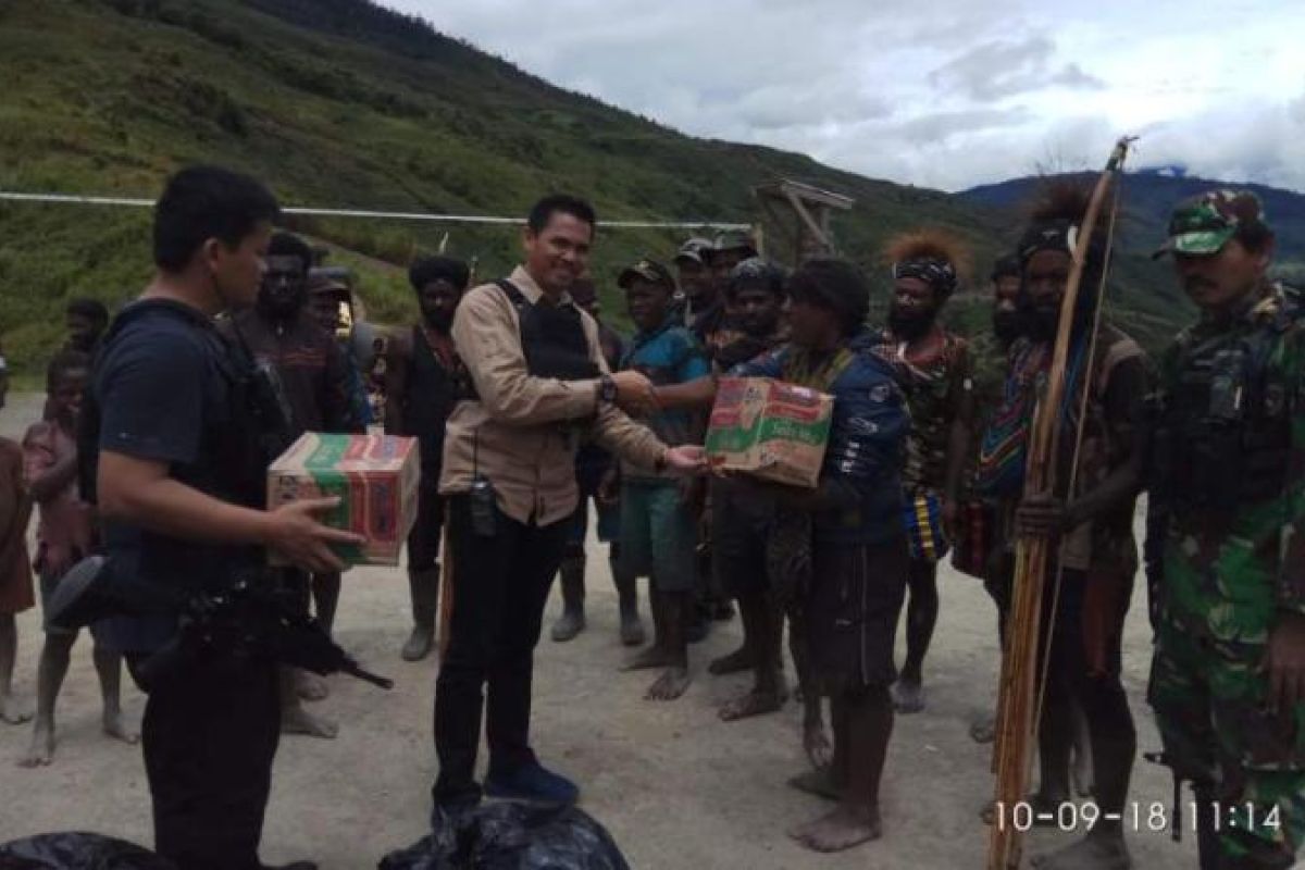 Dandim Puncak Jaya bagi bahan pokok di Kalome