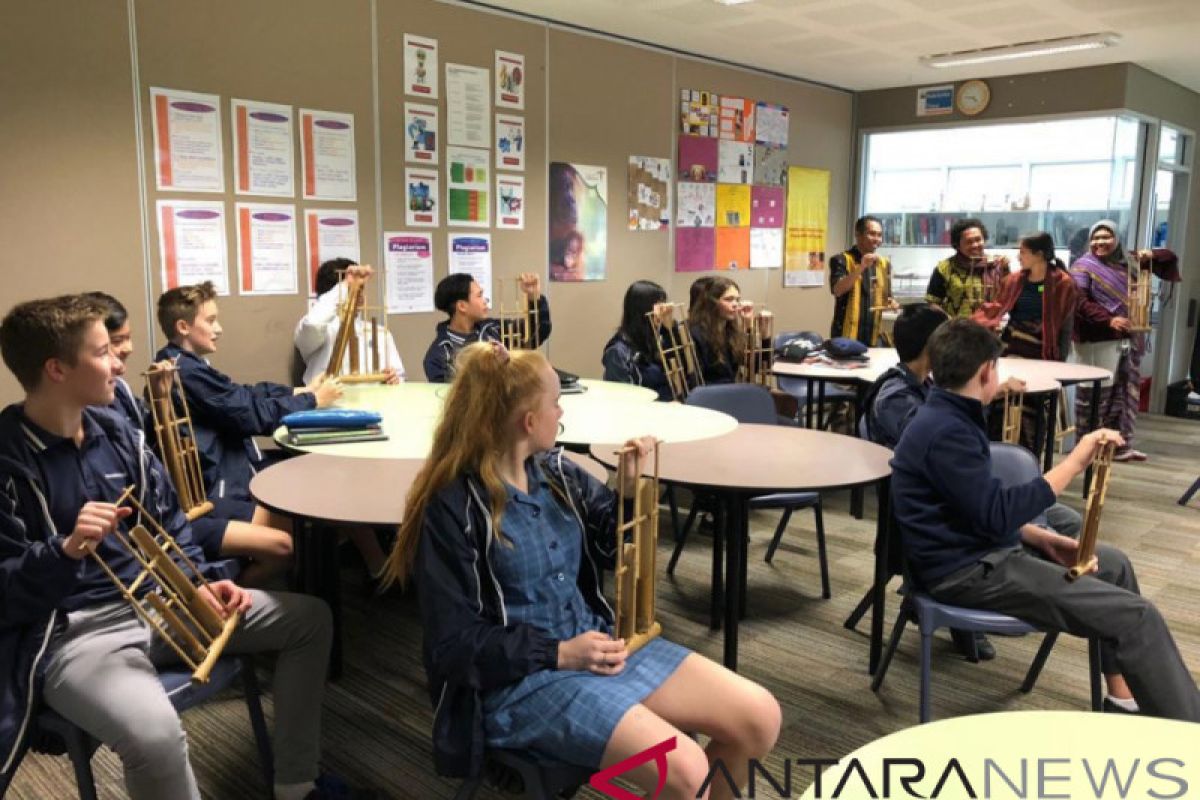 Consulate general promotes Indonesian at Australian school