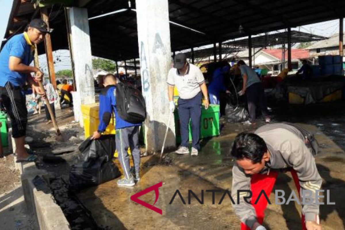 DKP Babel bersihkan sampah di PPI Pangkalpinang