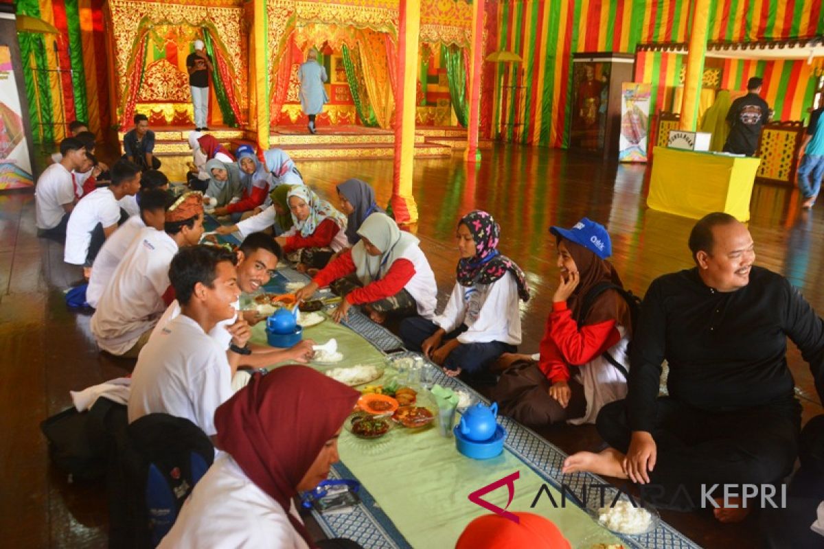 BUMN Hadir - Peserta SMN disajikan makan berhidang di Balai Adat