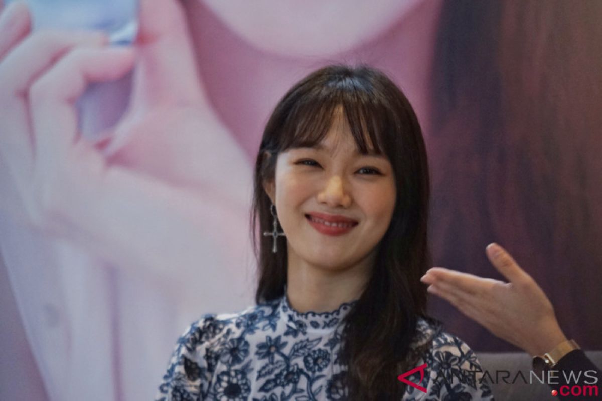 Lee Sung-kyung selalu bawa ini selama di Indonesia