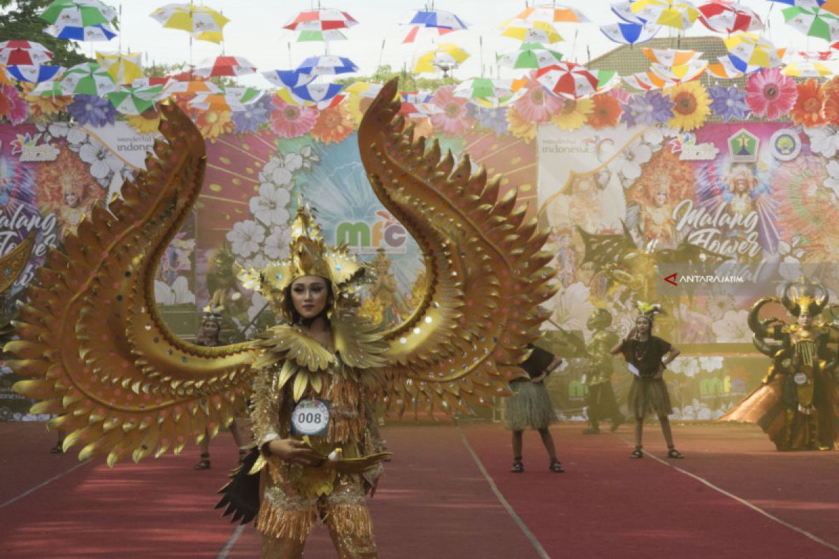 Malang Flower Carnival Hadirkan Kostum Daur Ulang