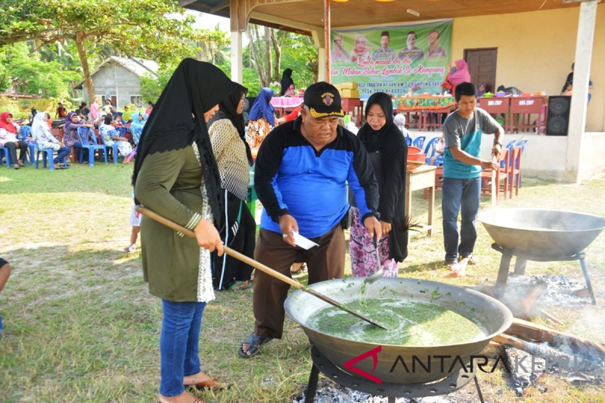 Warga Kambar gelar makan bubur lambok sekampung