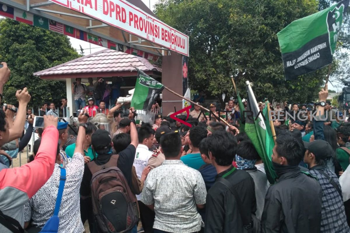 Demo HMI !! 8 polisi luka, 8 mahasiswa diamankan