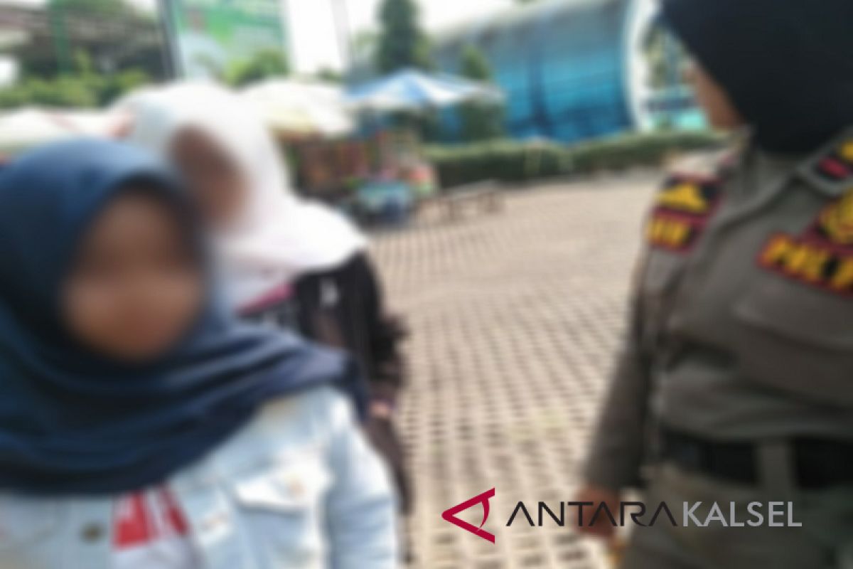 Dua siswi diamankan SatpolPP di  Taman Hijau Balangan