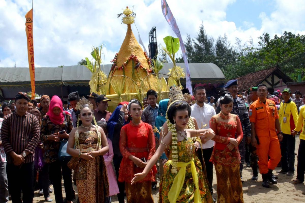 Hadiri Labuh Laut Nelayan Cengkrong, Emil Dorong Warga Kreatif Kembangkan Wisata