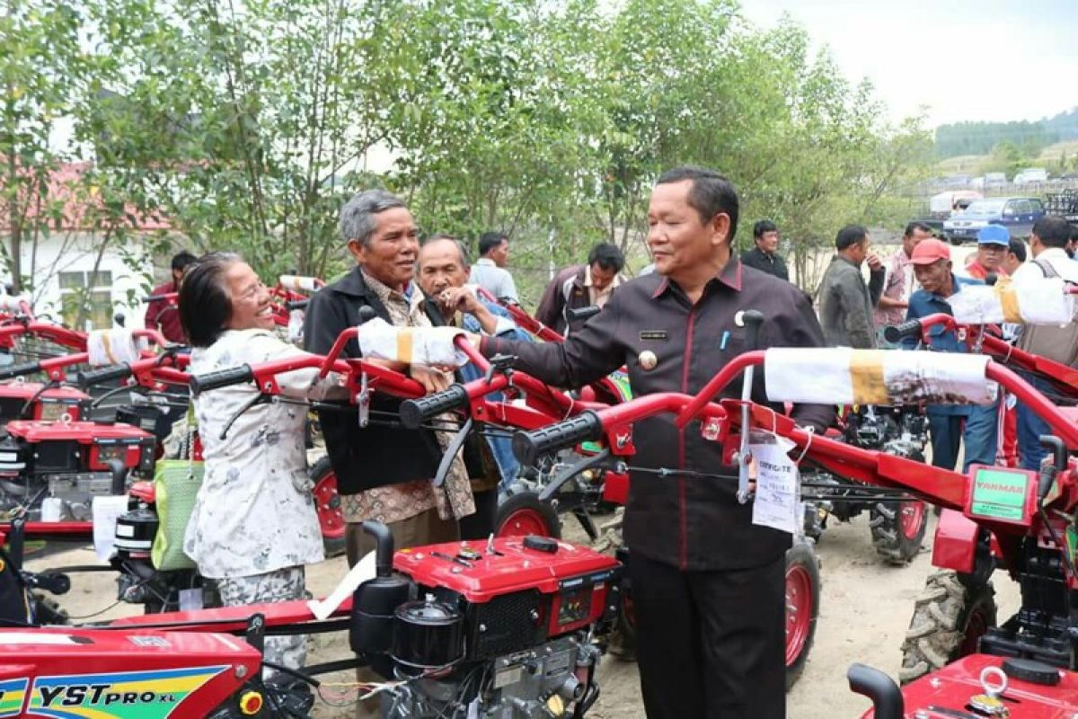 Pemkab Samosir serahkan alsintan ke kelompok tani