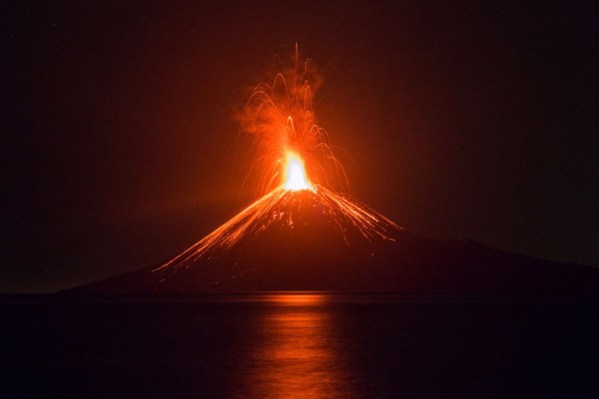 Gunung Anak Krakatau masih keluarkan lava pijar