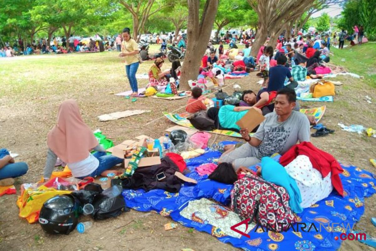 Warga Kota Palu mengharapkan makanan dan air