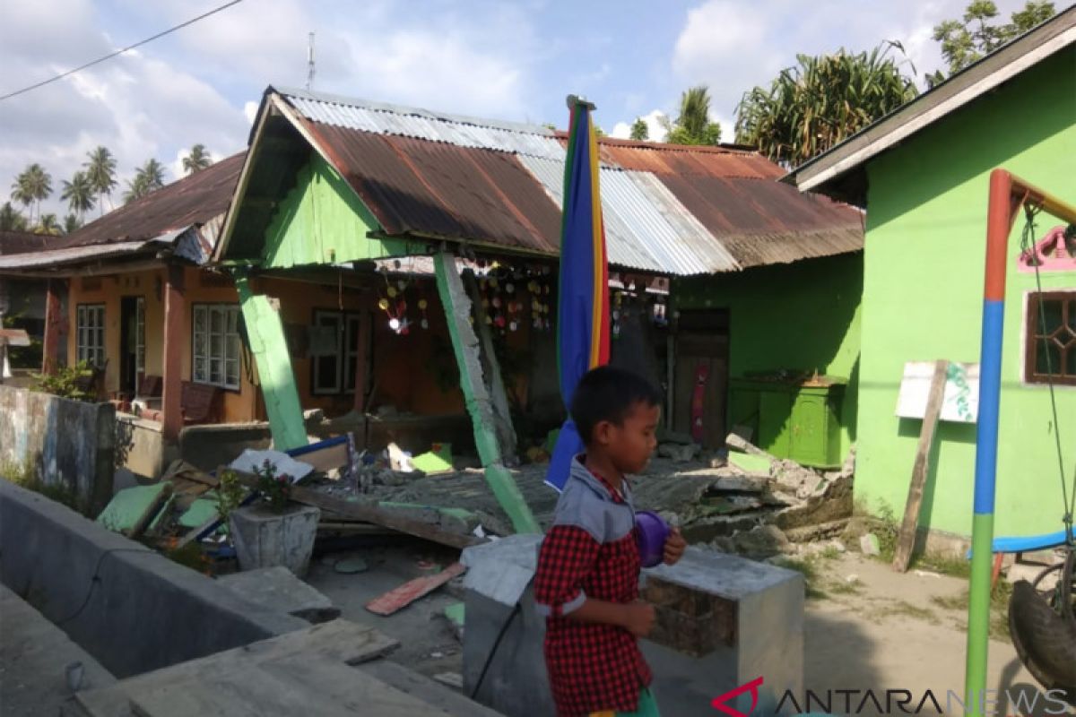 Houses collapse, people take to streets after quake in Palu