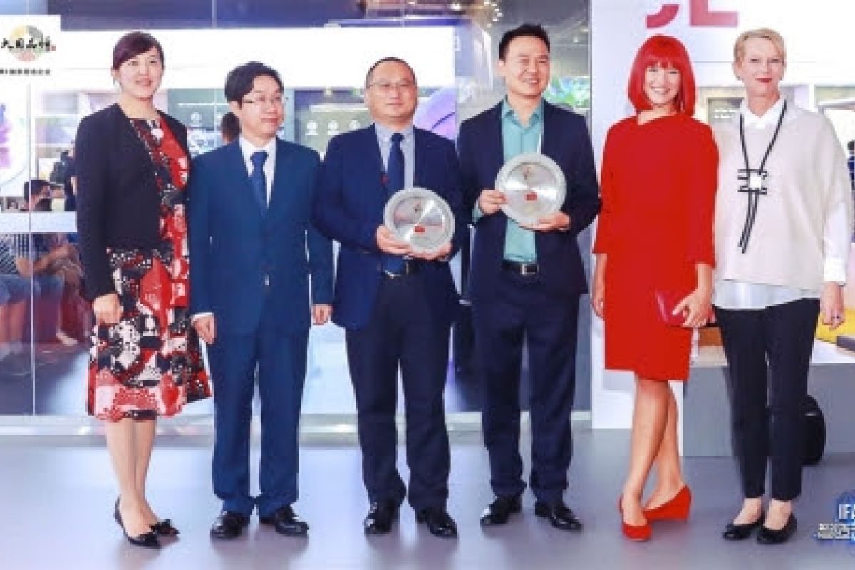 Leading the innovative trend at IFA 2018 TCL won two IDG product awards