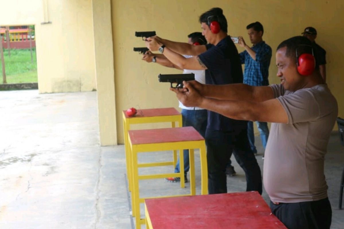 Personel Polres Simalungun latihan menembak