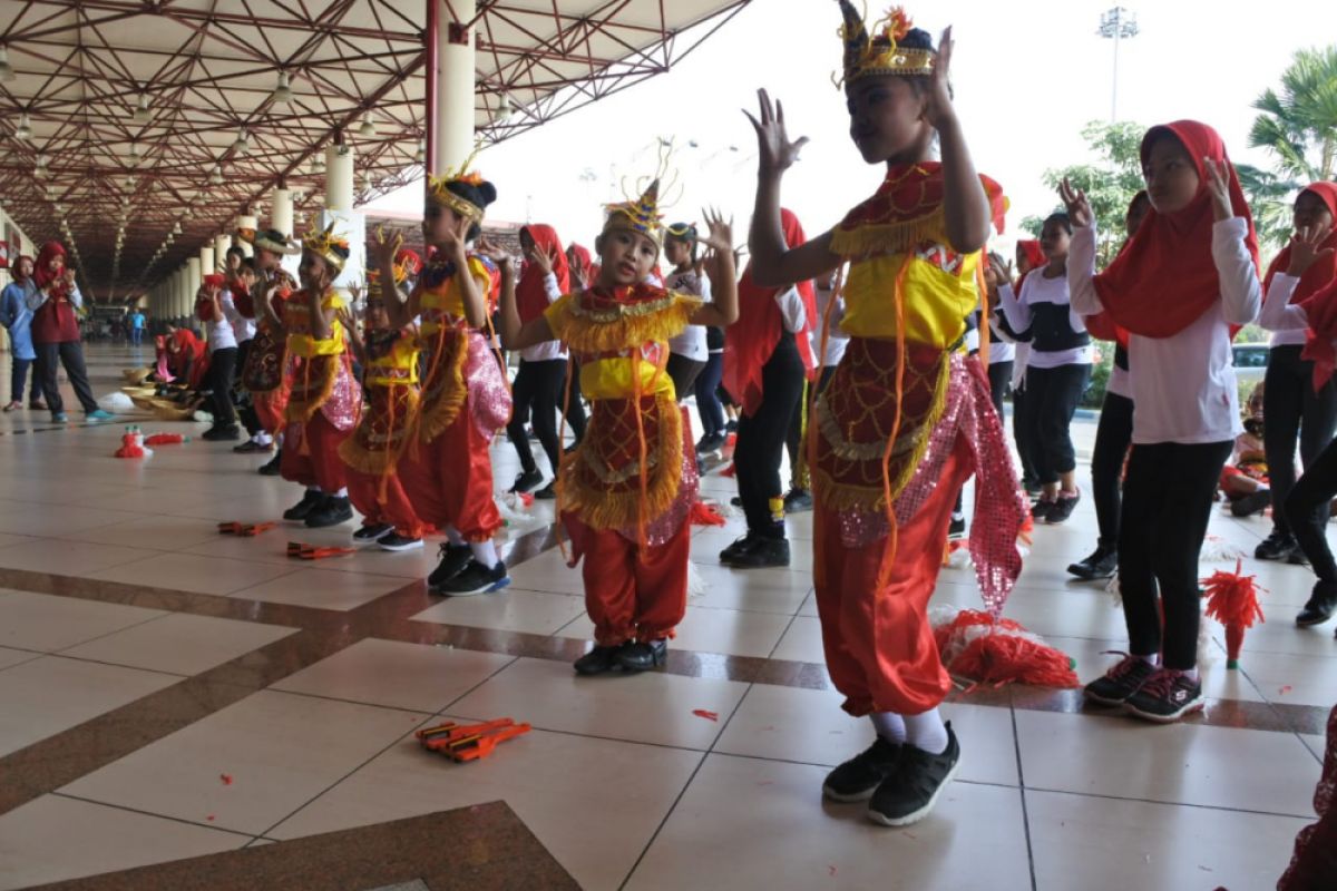 Ratusan Penari Tampil Di Bandara Internasional Juanda