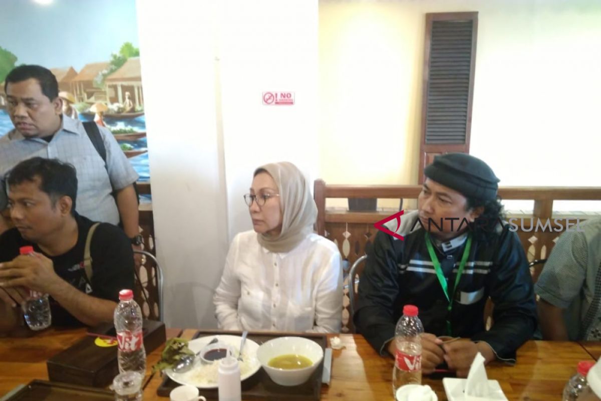 Ratna Sarumpaet dan Rocky Gerung batal diskusi di Palembang