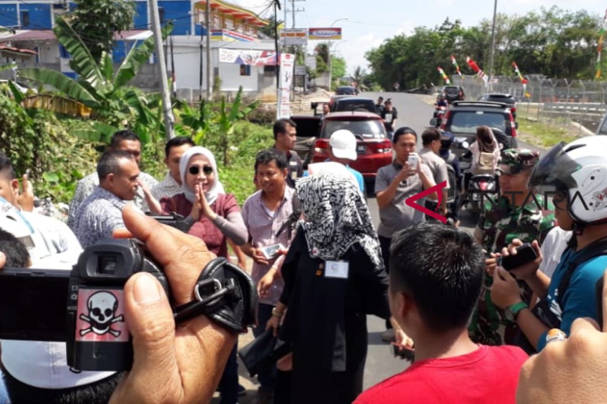 Pemuda Linggau tolak Ratna Sarumpaet dan Rocky Gerung di Bandara Silampari