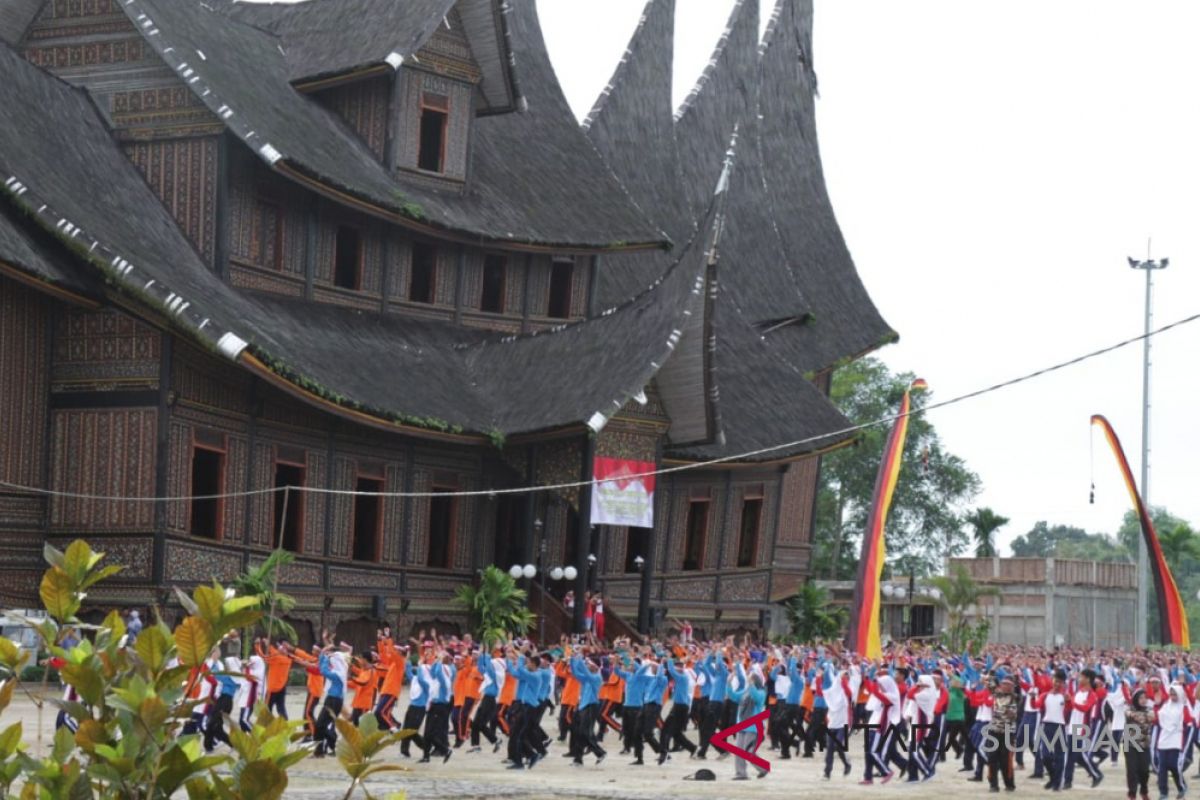 Istano Pagaruyuang jadi lokasi pelaksanaan tari maumere meriahkan HUT ke-73 TNI