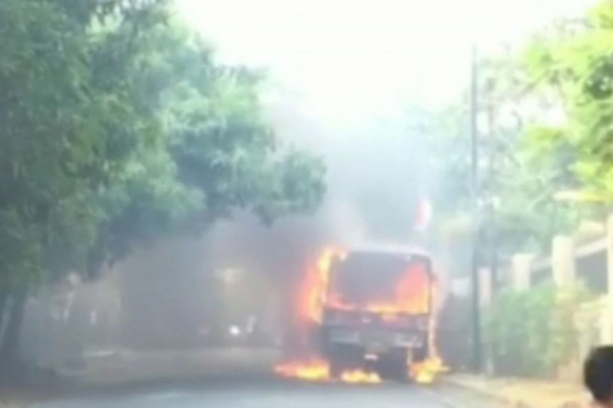 Petugas padamkan Metromini terbakar di Cilandak
