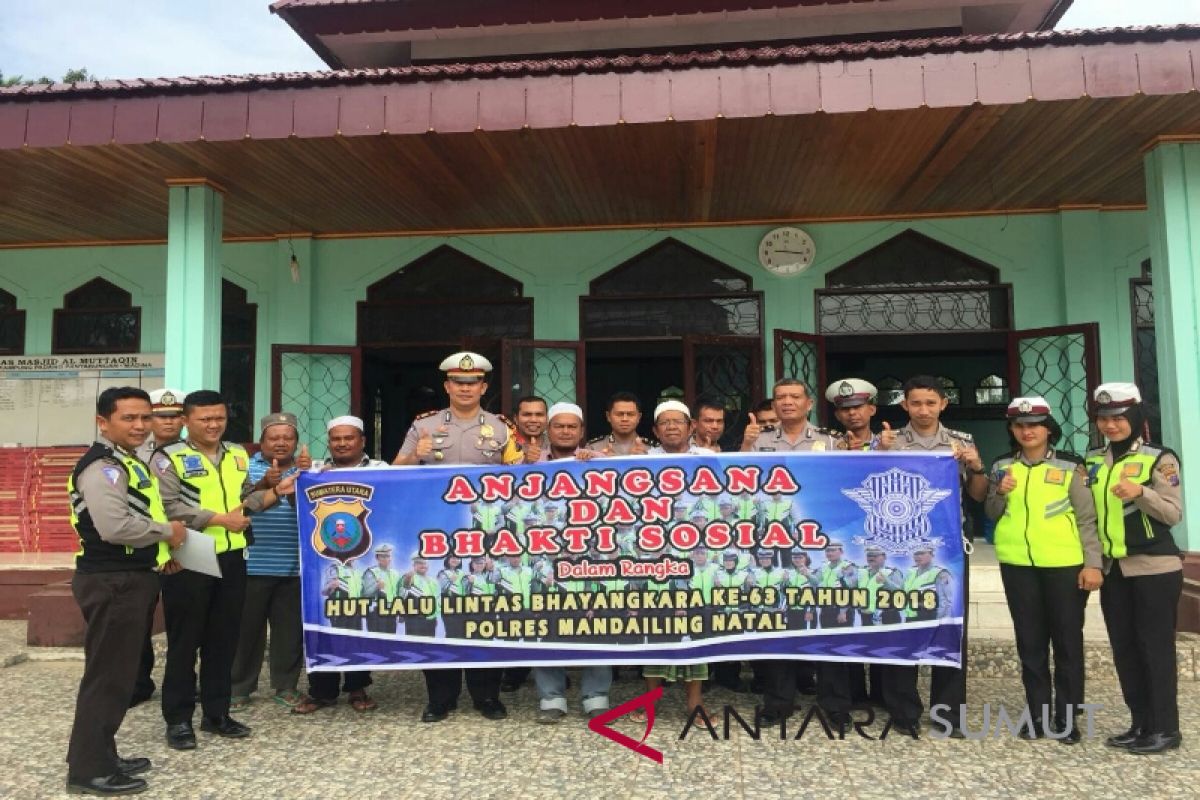 Jelang HUT Polantas, Polres Madina Bhakti sosial