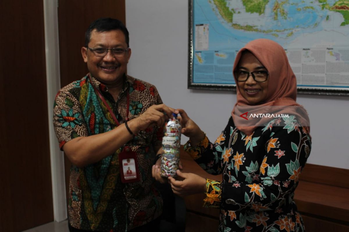 Untag Donasikan 800 Ecobricks untuk Kelestarian Gili Ketapang