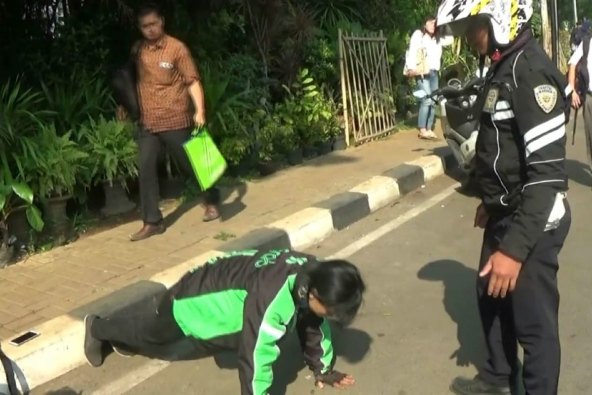 Ojek daring parkir sembarang dihukum push up