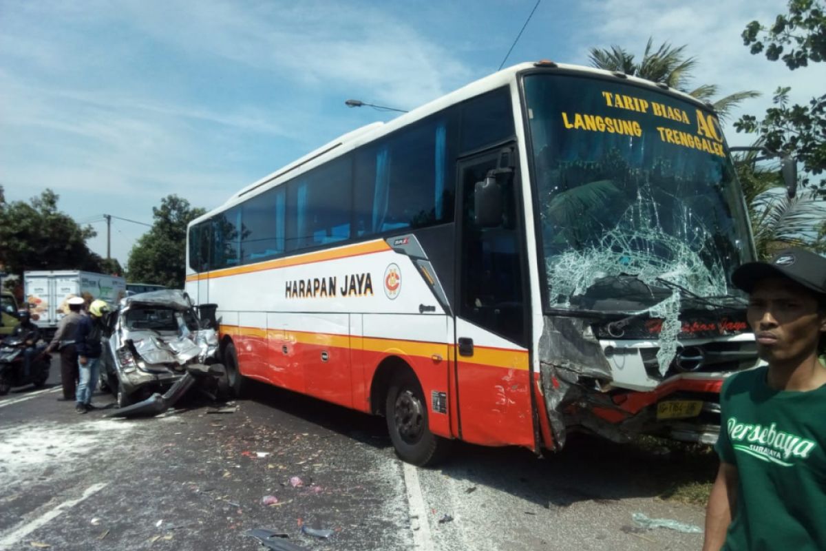 Polisi Selidiki Kecelakaan Bus Balongbendo