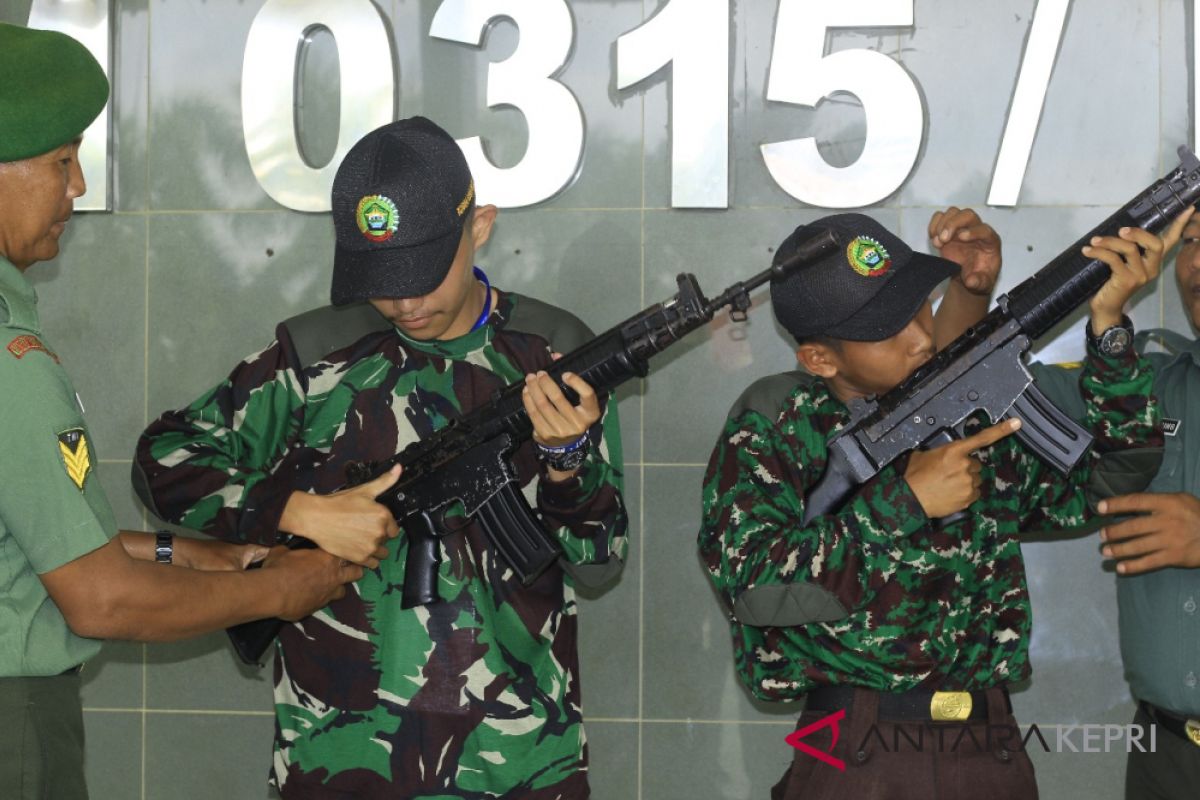 BUMN Hadir -  Kodim 0315/Bintan kenalkan senjata ke peserta SMN