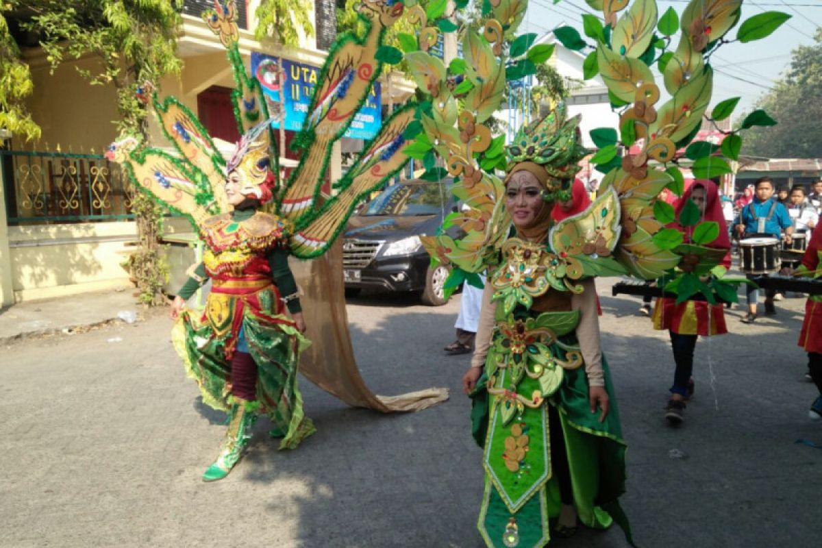 2.000 anggota pramuka karnaval kostum daur ulang di Thamrin