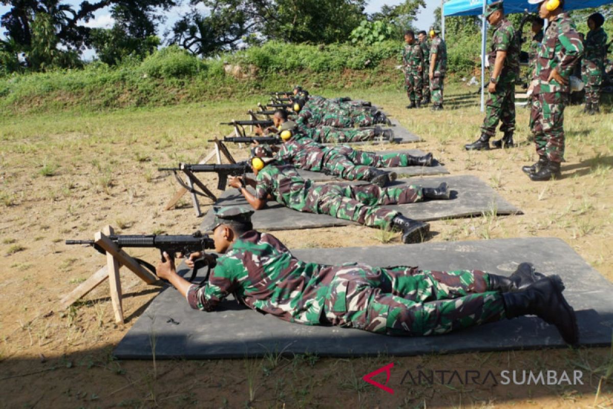 Prajurit Lantamal Padang uji kemampuan tembak menggunakan senjata laras panjang