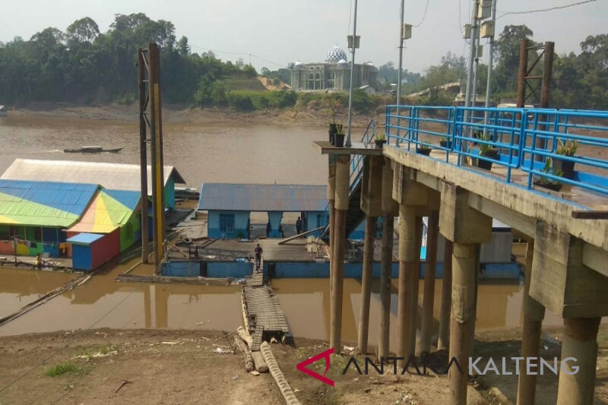 Kapal besar kandas akibat hulu Sungai Barito surut