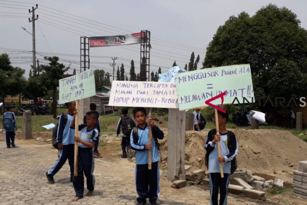 Sekolah dibangun pagar, pelajar SD demo