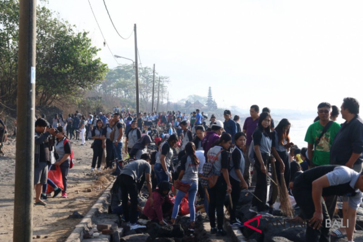 KKP-Relawan pungut sampah dan plastik di Pantai Sanur