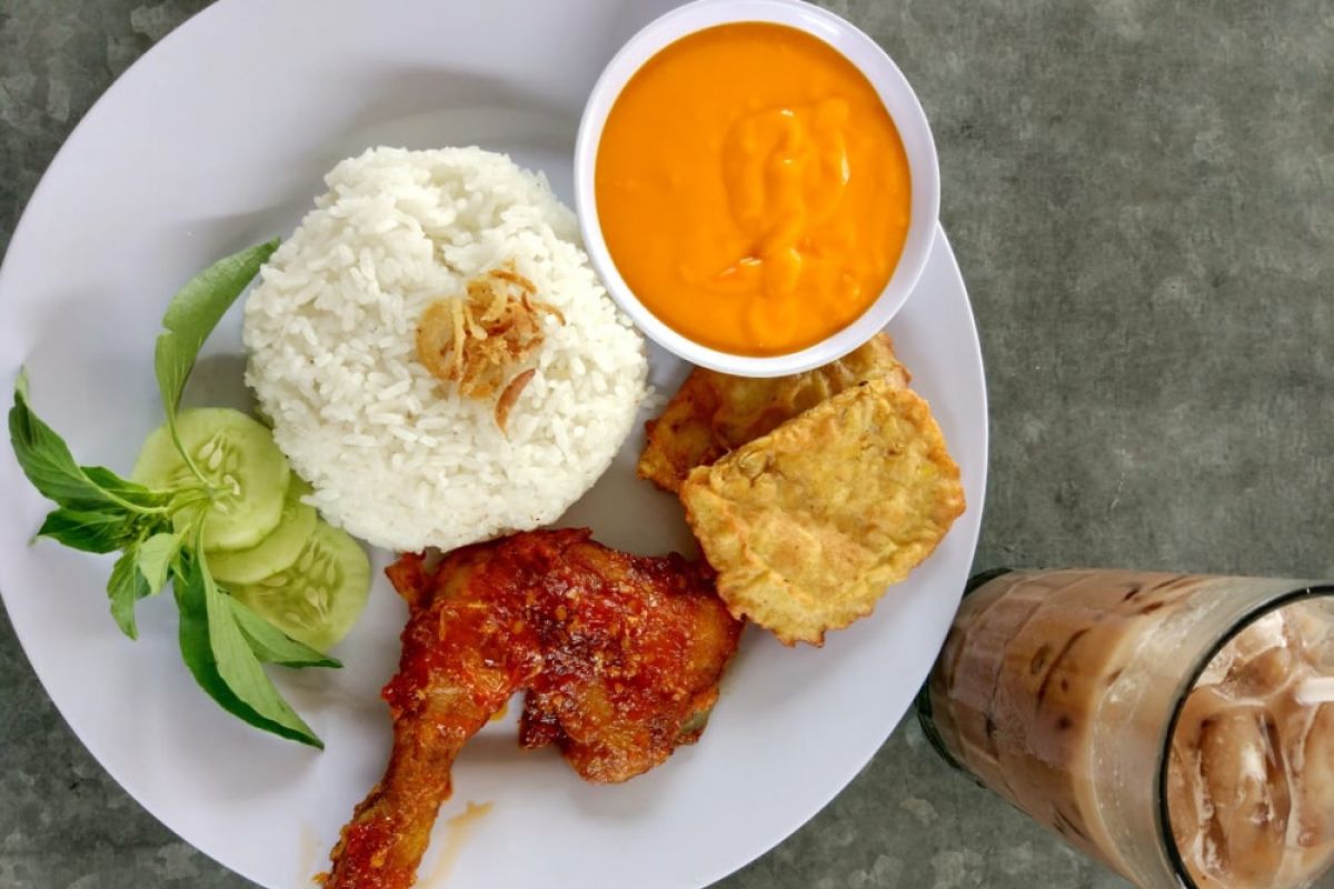 Menikmati kelezatan Ayam Geprek Bu Elly