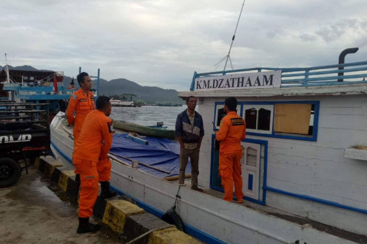 Kapal ikan Dzathaam dievakuasi ke pelabuhan Tulehu