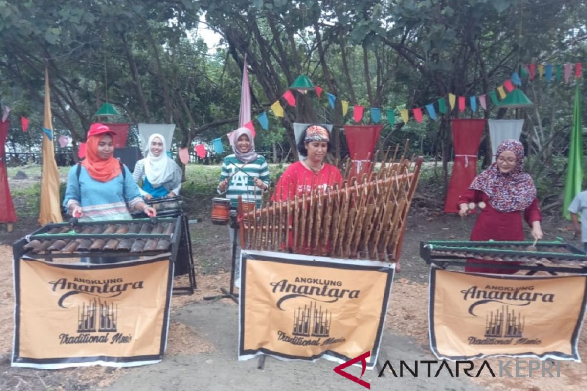 Wisman terhipnotis alunan musik angklung di Kampung Terih