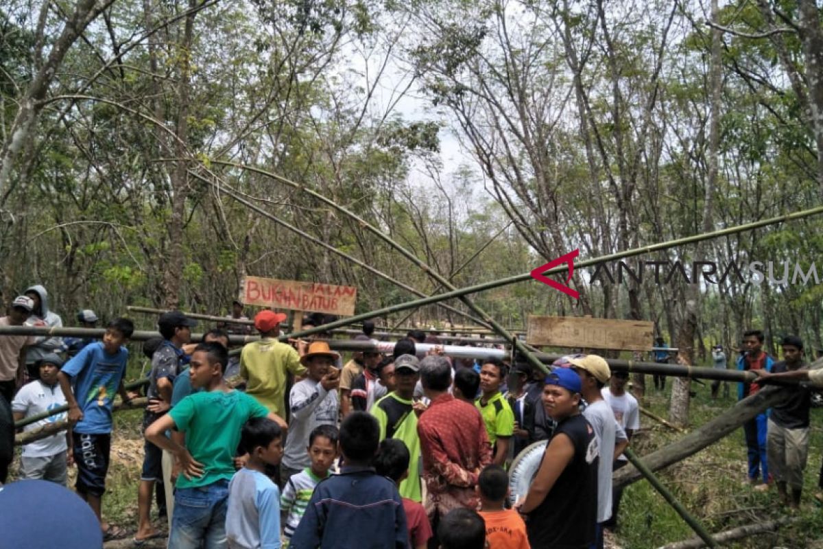 Warga tutup jalan ke lokasi tambang batu bara