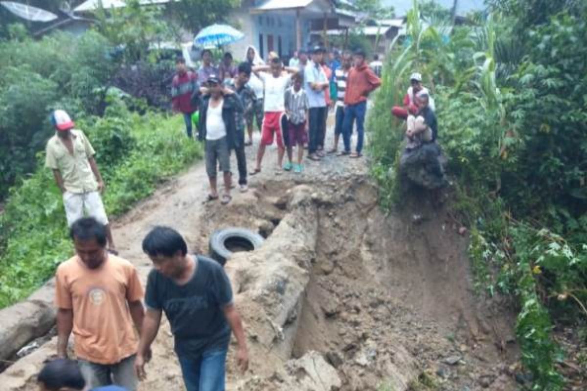 Luapan air sungai akibatkan jembatan Sirotcitan amblas