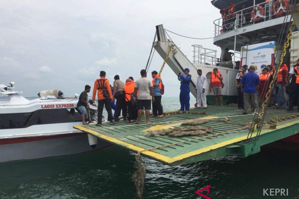 Kapal MV Satria Pratama kandas di Pulau Hellen