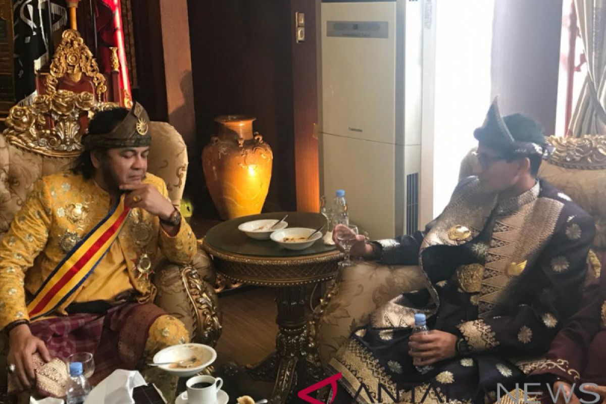 Sultan Iskandar sematkan Pin Kesultanan Palembang kepada Sandiaga