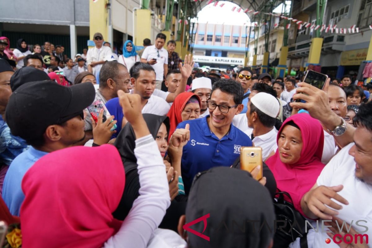 Sandiaga sapa pedagang Pasar Besar Kapuas