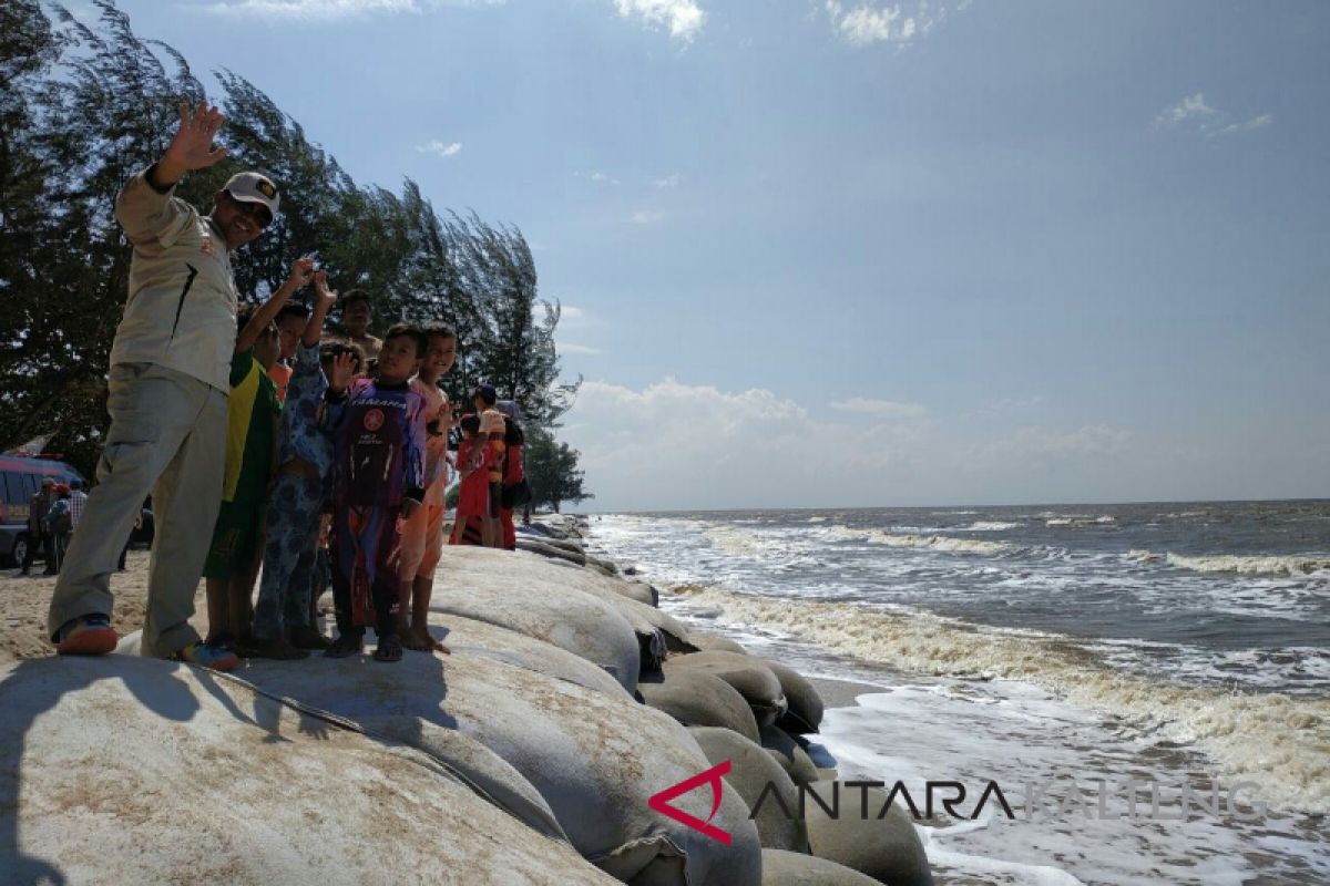 Masyarakat berharap abrasi Pantai Ujung Pandaran ditangani tuntas