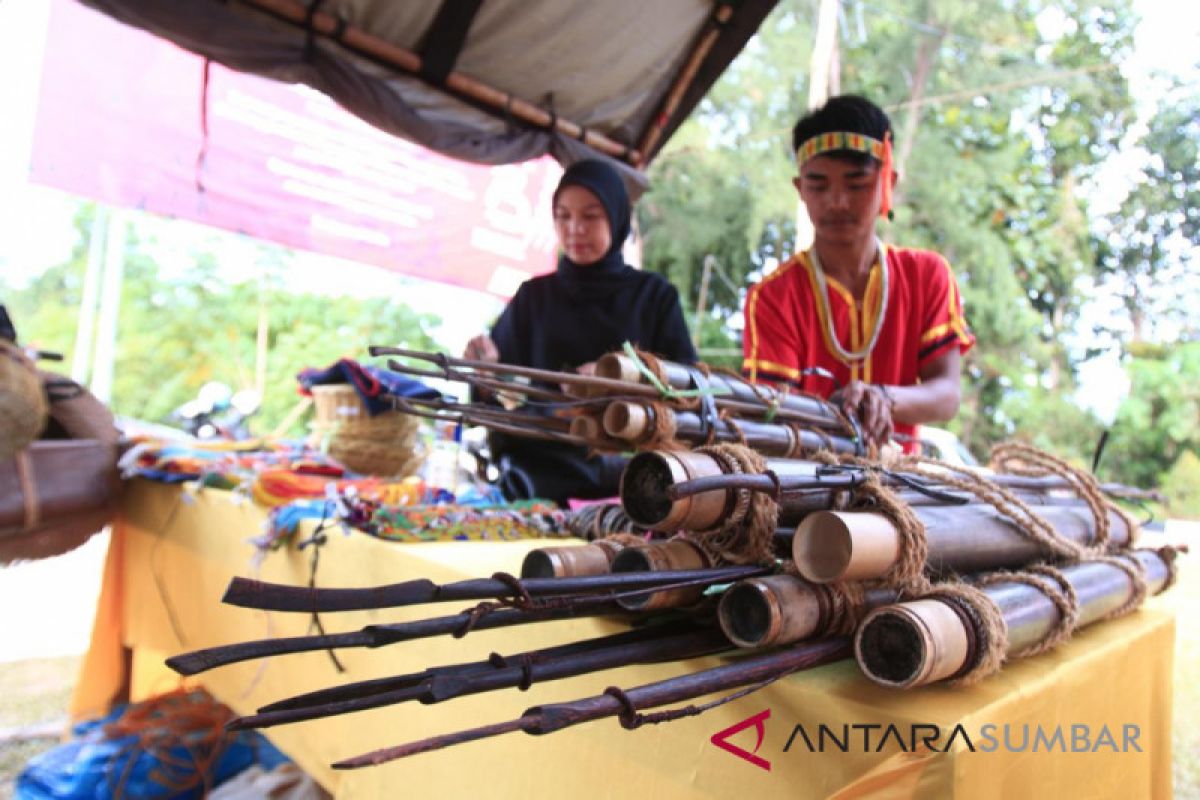 Senjata tradisional Mentawai laris terjual di festival masyarakat adat