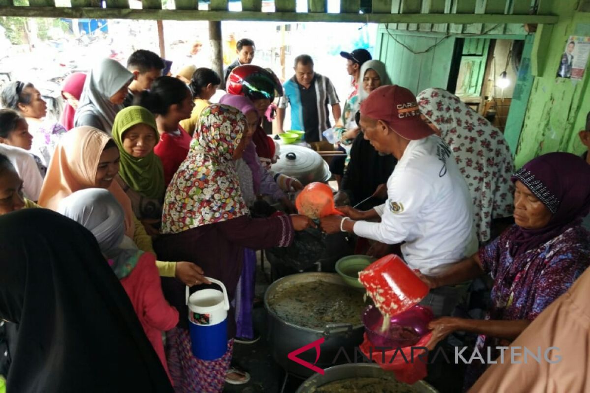 Tiap tahun, tradisi berbagi bubur asyura makin banyak peminat