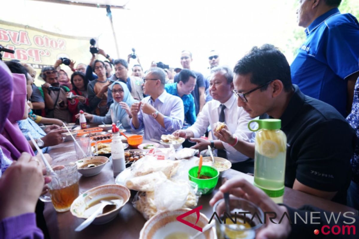 Sandiaga menyambangi Pasar Kembang Solo