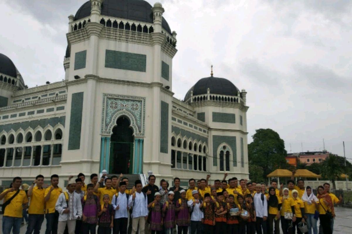 Maybank gelar aksi bersihkan Masjid Raya Medan