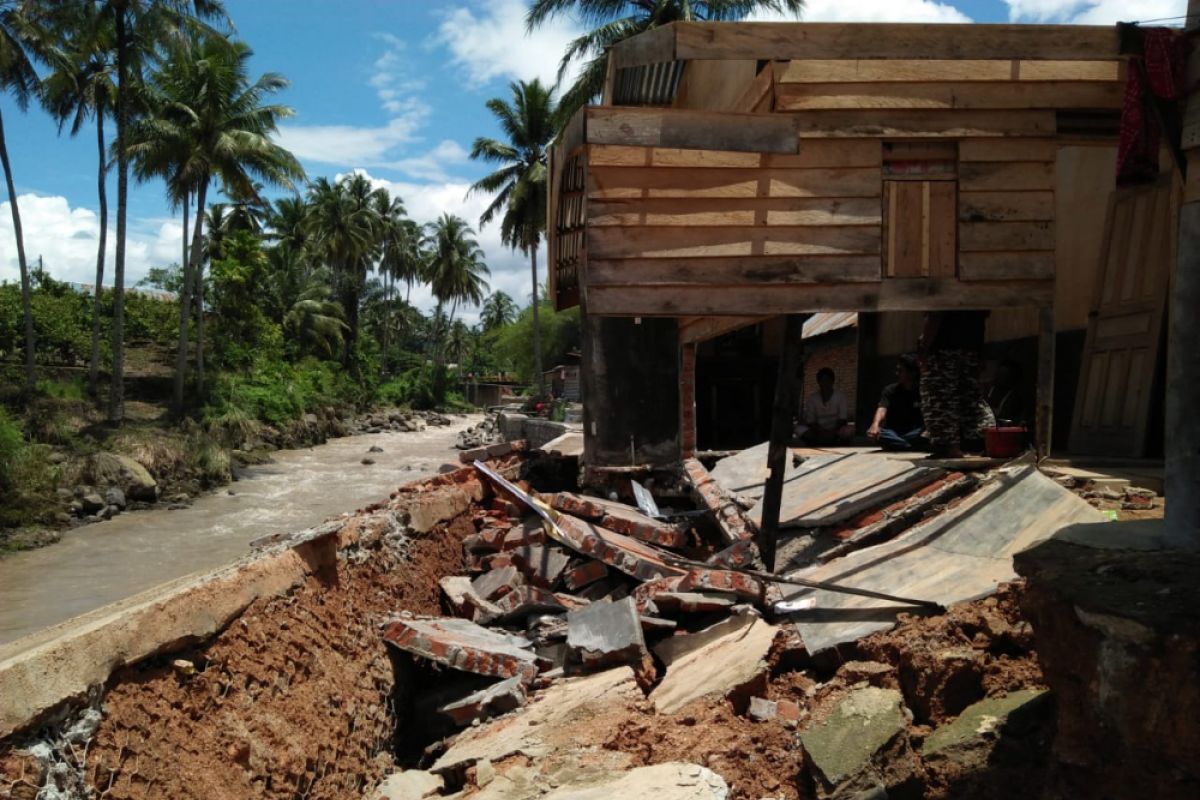 Rumah warga dan fasilitas umum rusak pasca banjir