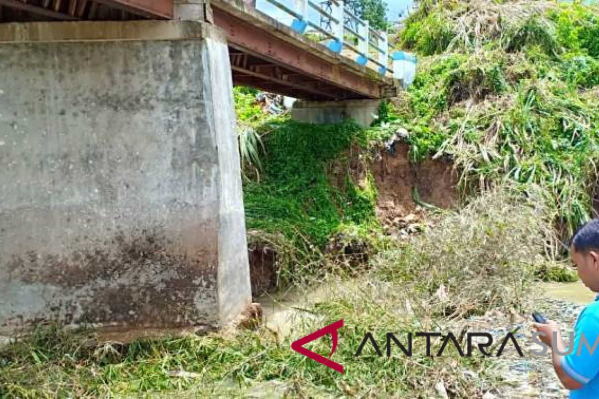 Sebuah jembatan terancam akibat terjadinya erosi