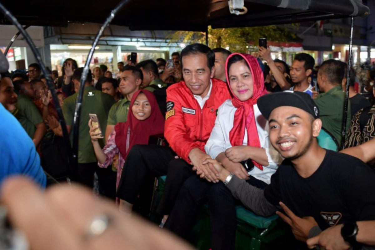 Cuitan netizen #JokowiIrianaRomantis trending topic no 1*