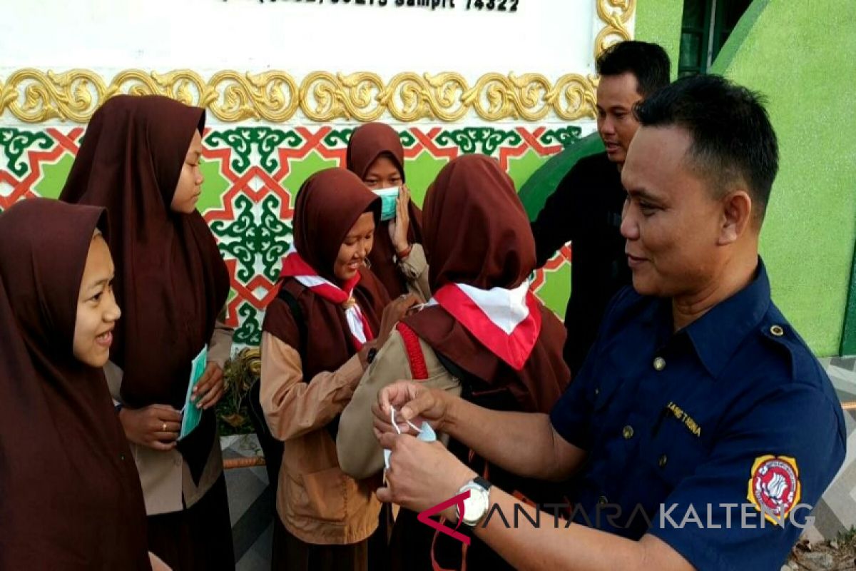 Karang Taruna Kotim bagikan masker bantu masyarakat cegah dampak asap